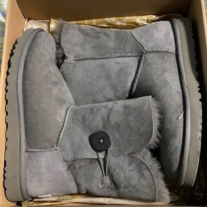 UGG Bailey Button Grey size 8